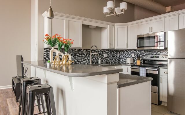Downtown 1 & 2 BR Apt with Kitchen by Frontdesk