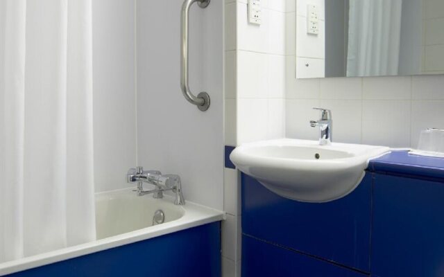 Travelodge Bicester Cherwell Valley M40