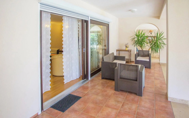 Nicely furnished apartment with covered terrace, located in front of the pool - Apartment in Porec - Photo 3