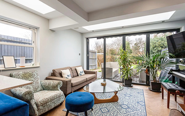 Modern and Spacious Colliers Wood Home