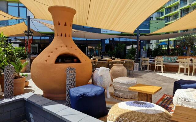 Royale Sundance Studio 8 in Alezzi Beach Spa Pool