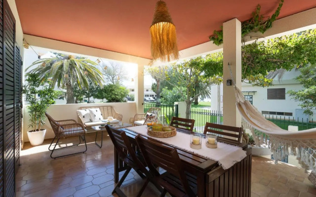 Amazing Beach House with Balcony (Free WI-FI)