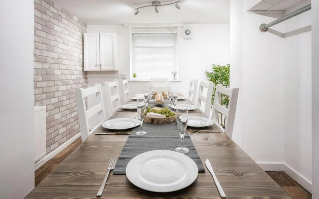Beautiful 4BD Family Home Burley Leeds