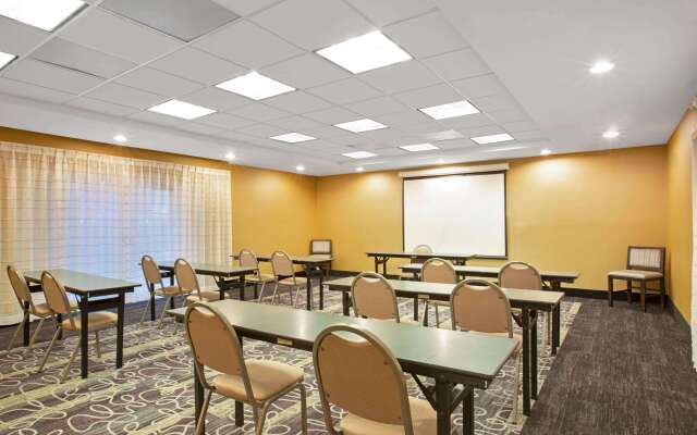 La Quinta Inn & Suites by Wyndham Miami Airport West