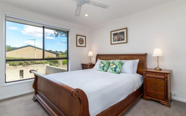 Spacious and Restful Holiday Home With Backyard — 2-star hotel in Belconnen