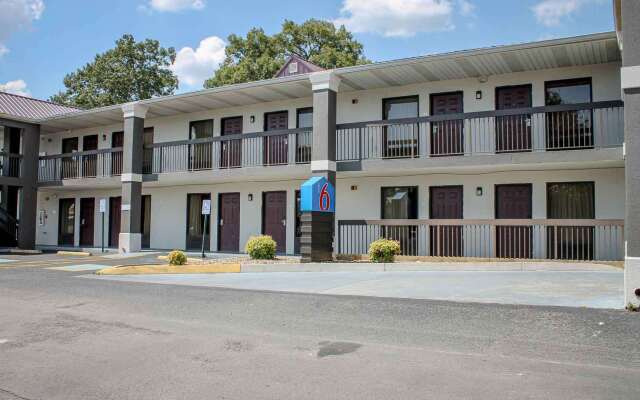 Motel 6 Knoxville, TN - East