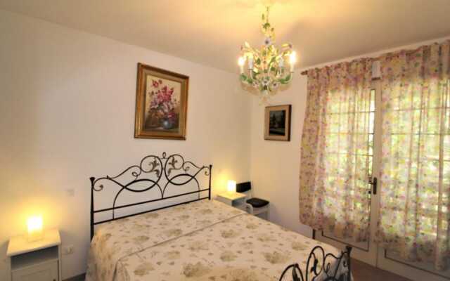 Charming Villa With Spacious Garden Near the sea