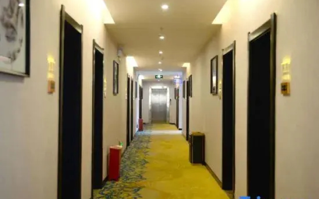 Junhua Wanjin Hotel (Zhumadian East Bus Station)