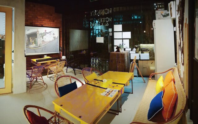 Monkey Motel & Café