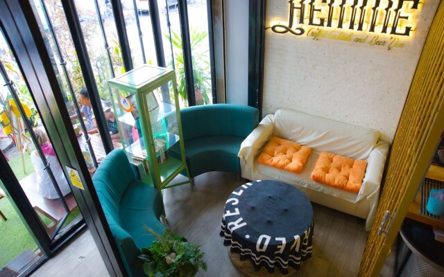 Glad Bangkok Hostel Bar and Restaurant