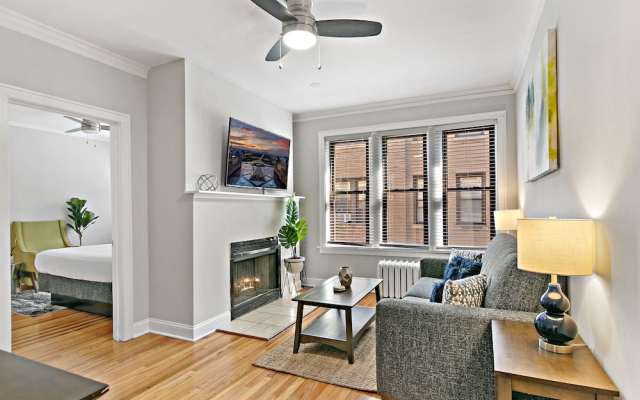 Lively Rejuvenating 1BR Apt in Lake View