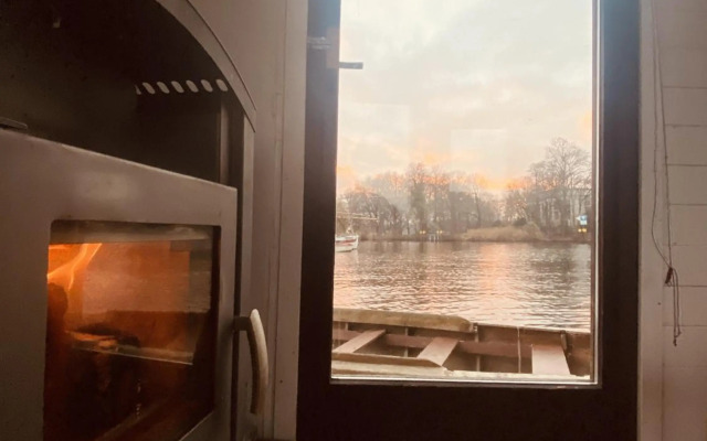 Gemütliches Hausboot mit Kamin in Berlin
