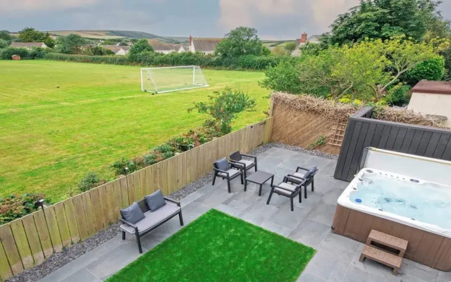 Bag-end House 7 Bedrooms, Sleeps 14, Hot Tub