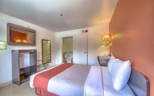 Motel 6 San Antonio, TX - Fiesta
