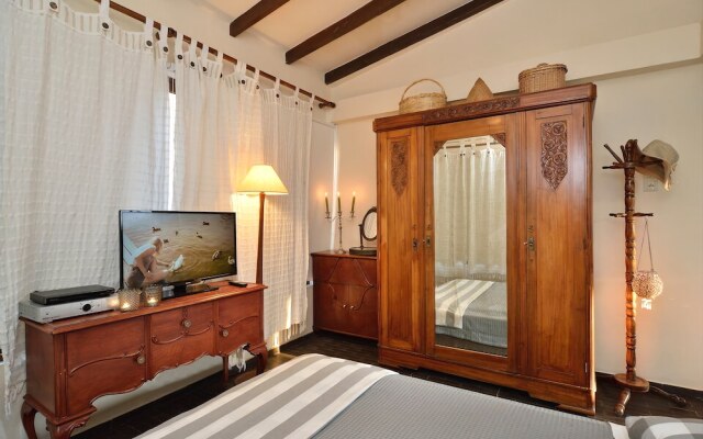 Anna's Sea House