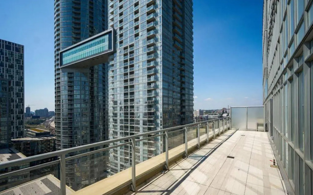 Hydewest - Capreol Luxury Furnished Penthouse Apartment