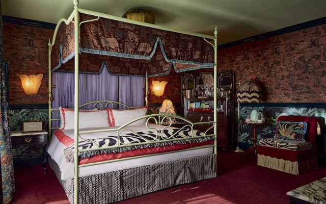 Lafayette Hotel & Club