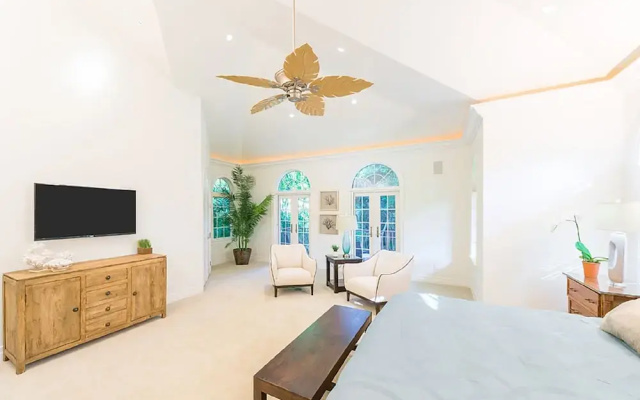 Waterfront Pink House With Private Dock Pool