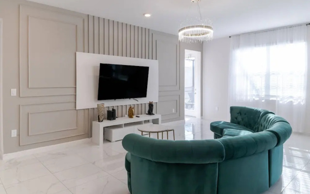 Sophisticated 9 Bedroom Close to Disney