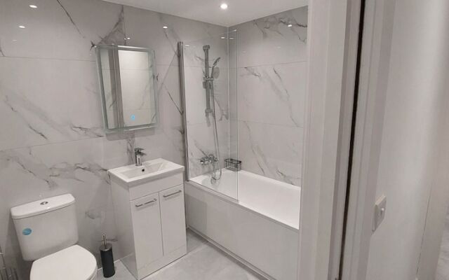 Modern 3 Bedrooms Apt. 01 - Camberley