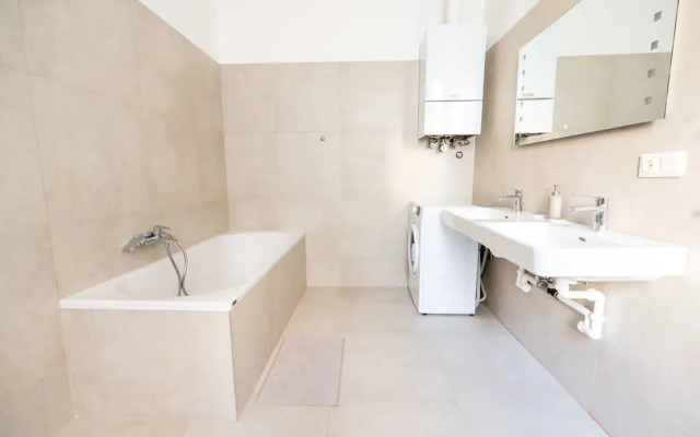 Rochus Stylish Stays