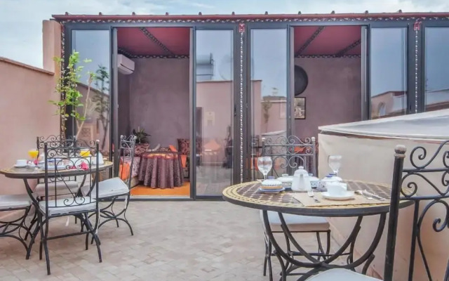 "room in Guest Room - Riad Lakouas Triple Room With Pool View"