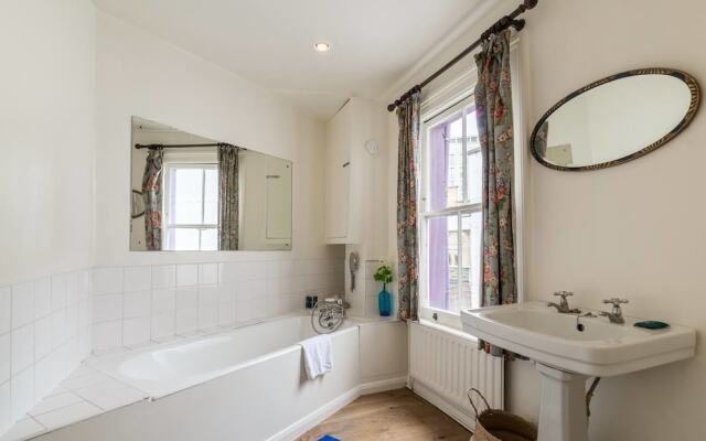 Charming 3BR Home in West London, 6 Guests
