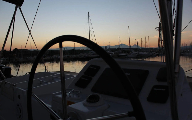 Catamarano Mauticat Boat & Breakfast