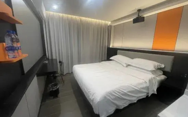 BANANA HOTEL (Shenzhen Airport Hourui Metro Station Branch)