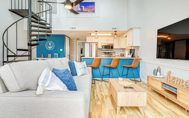 2 Mi to Surfside Beach: Coastal Escape w/ Balcony!