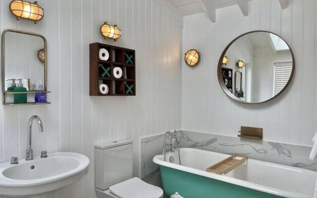 Beautiful coastal townhouse with parking - Oyster House