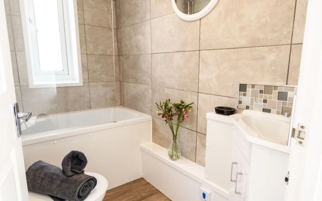 Spacious - Central 2 Bed Apartment