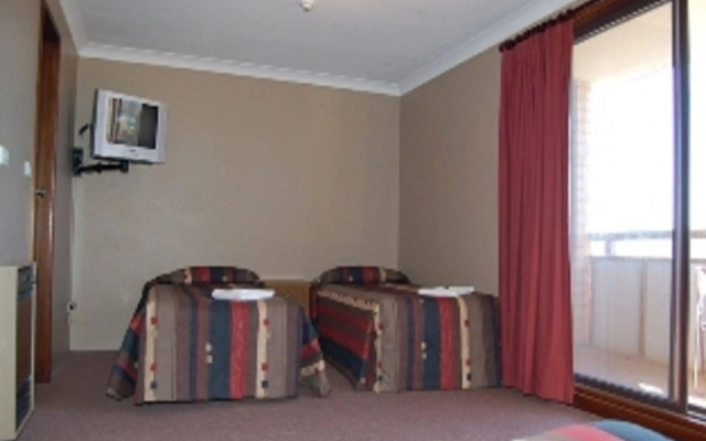 Southern Cross Motor Inn & Tourist Park
