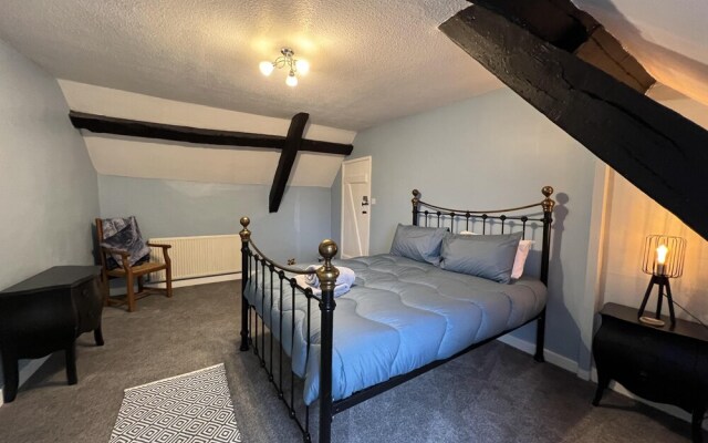 Traditional 3-bed Cottage, Log Burner & Sea Views!