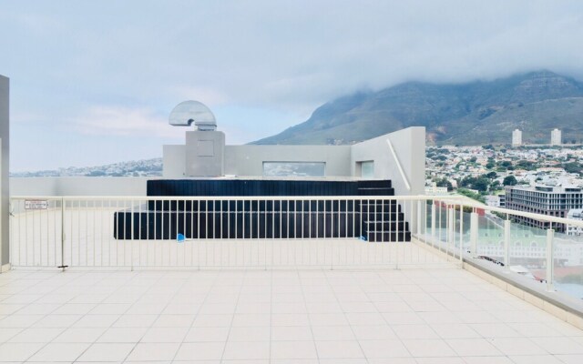 Bright 2 Bedroom Apartment in Cape Town City Centre