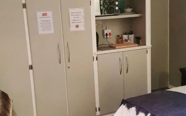 THE SPARE BEDROOM Unit 1