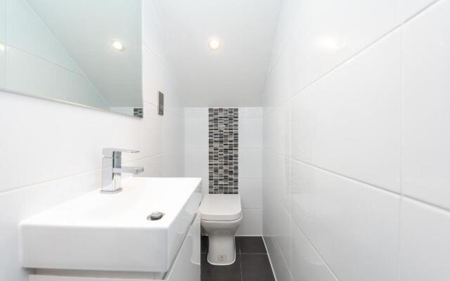 Beautiful Apartment in Gorgeous Location (Dh8)