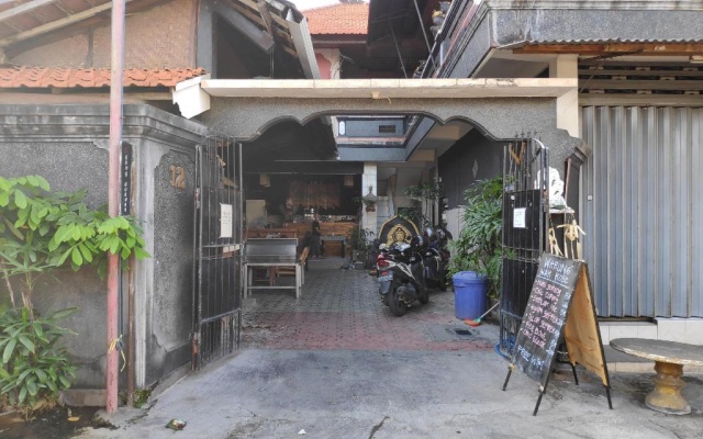 OYO 3694 Gong Corner Guest House 2 – Outside – Kuta