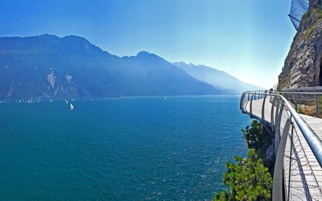 La Quiete 07 lake view Apartment by Gardadomusmea