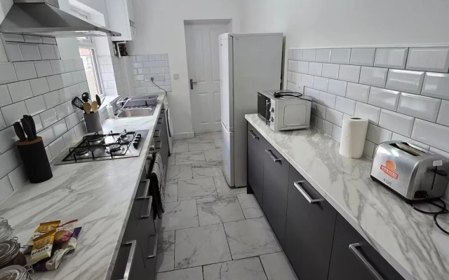 4 Bed-sleeps 9-private Garden-free Parking