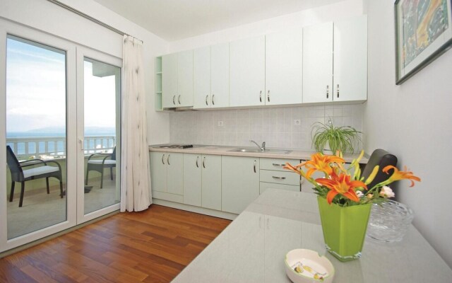 Amazing Home in Makarska With Wifi and 6 Bedrooms