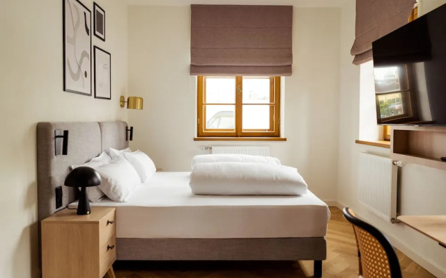 Bob W Munich Airport - Peterhof