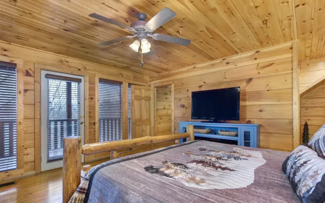 Only Dreamin' Cabin w/ Private Hot Tub