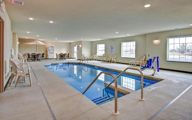 Cobblestone Hotel & Suites – Pulaski/Green Bay