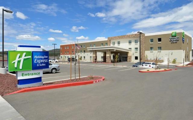 Holiday Inn Express & Suites Williams