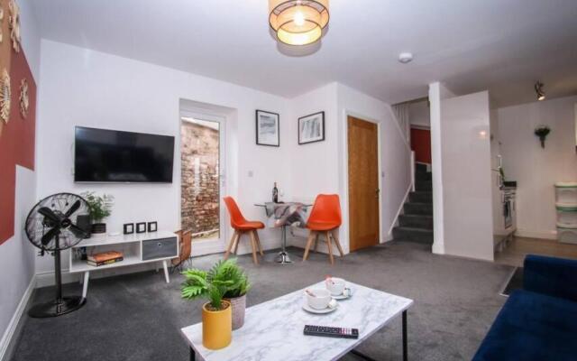 No15 Luxe Living Elegant City Home-1 Bed-Garden-Wifi-Private Parking-Beach-City