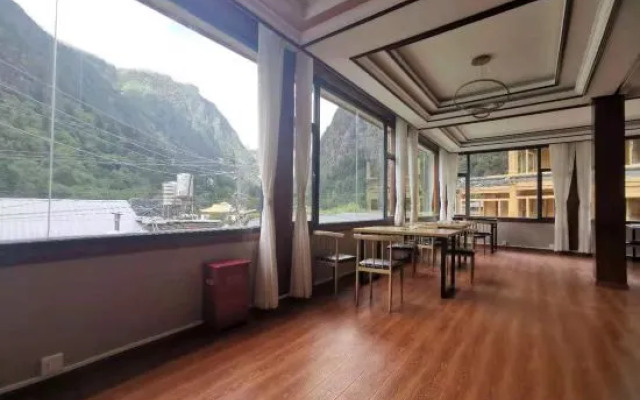 Yubeng Holiday Inn