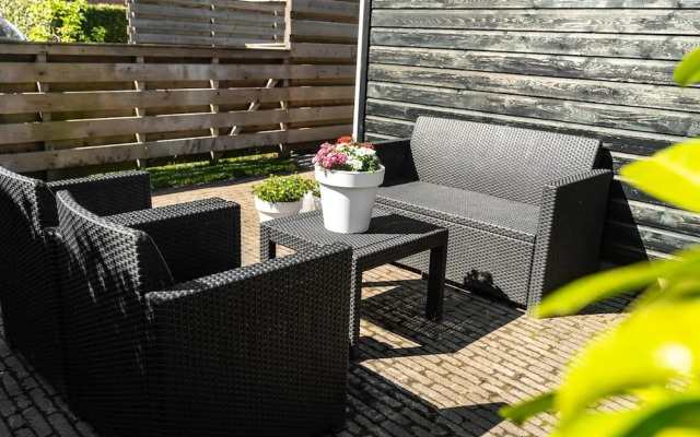 Lush Holday Home With Garden Near sea