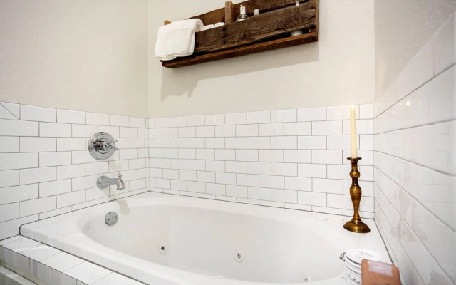 The SoFay Farmhouse - 1 Mile From U of A - Luxury Amenities