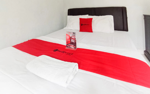 RedDoorz @ Penginapan Hello Pacitan